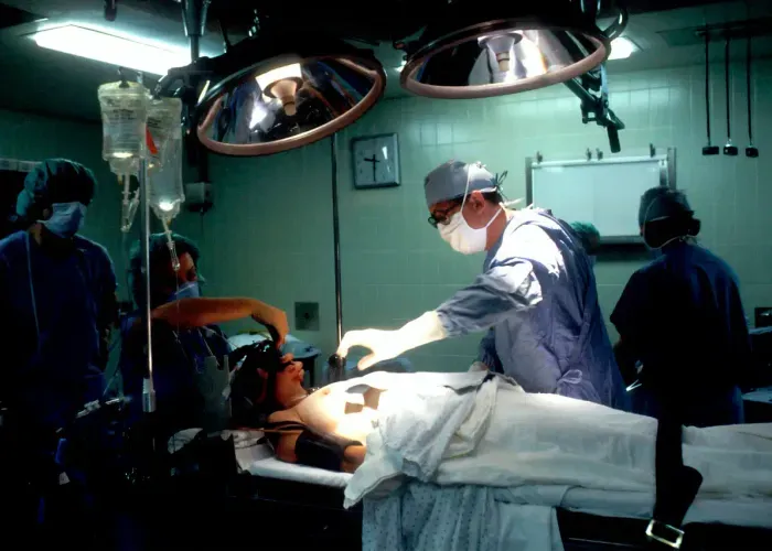Médicos atienden a paciente con cáncer