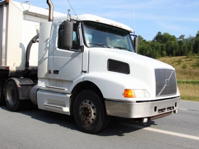 Volcadura de tráiler provoca caos en la autopista México-Pachuca rumbo a Indios Verdes