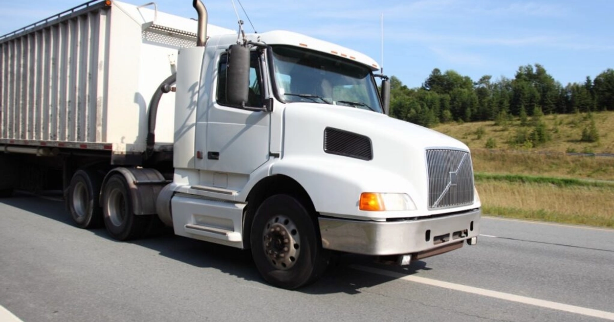 Volcadura de tráiler provoca caos en la autopista México-Pachuca rumbo a Indios Verdes