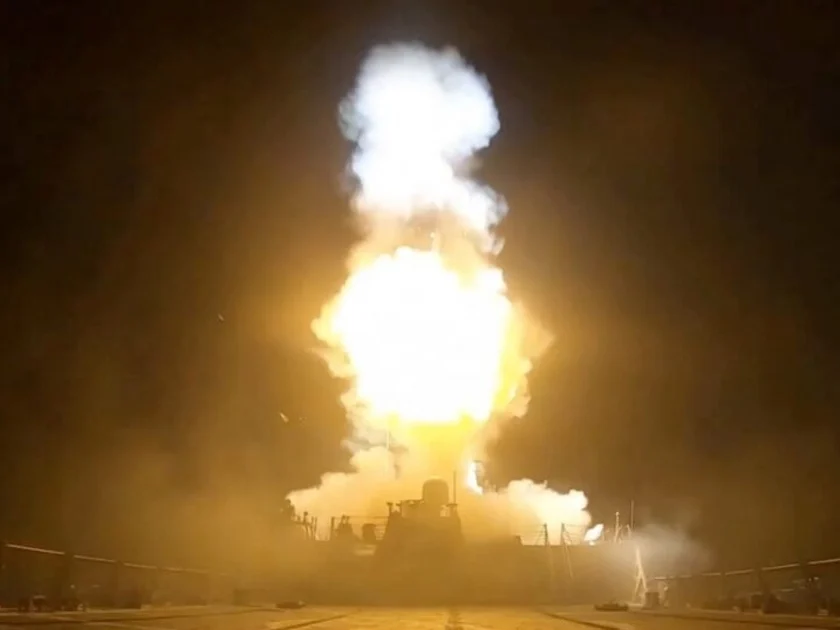 Estados Unidos e Irán continúan con ataques mutuos por navegación en el estrecho de Ormuz. Foto: U.S. Central Command/Via Reuters