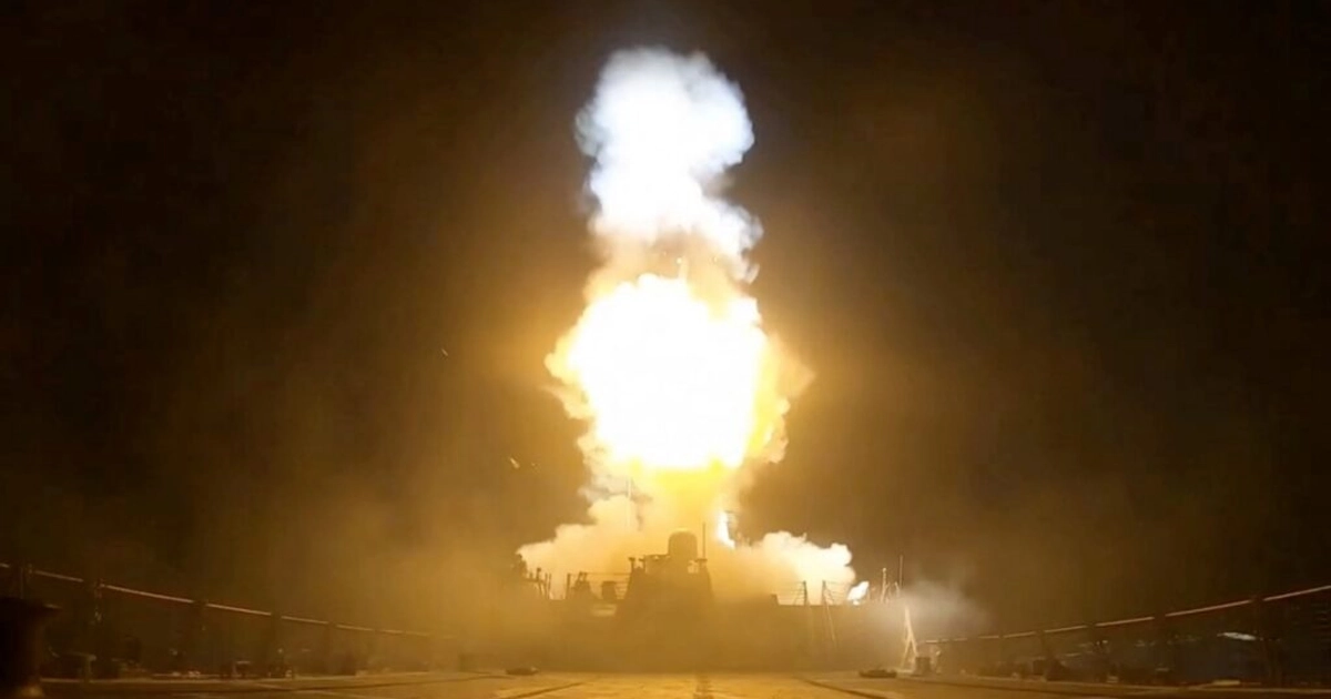 Estados Unidos e Irán continúan con ataques mutuos por navegación en el estrecho de Ormuz. Foto: U.S. Central Command/Via Reuters