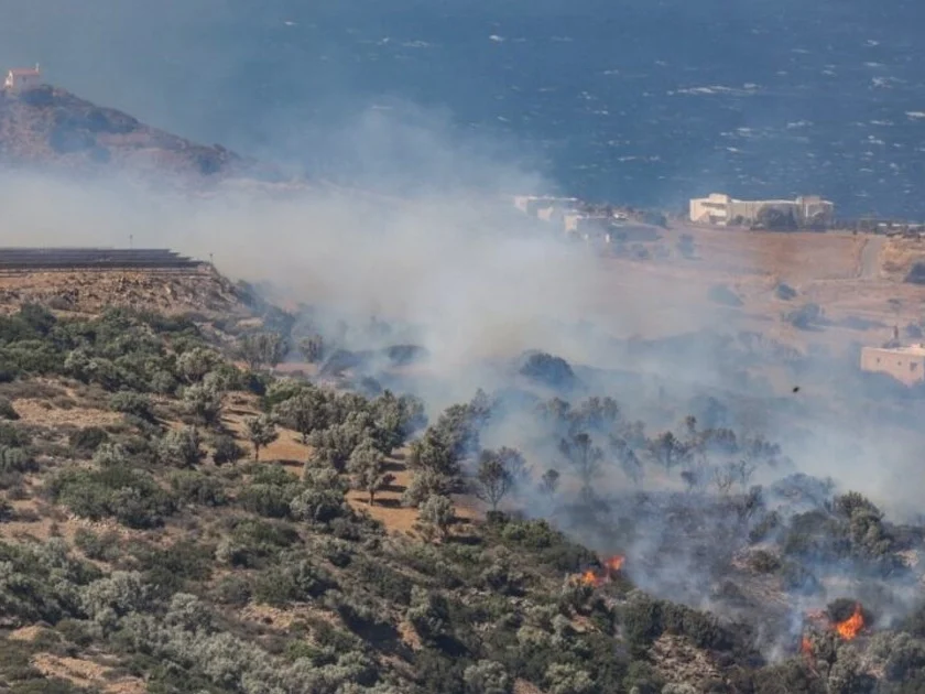 Evacúan a 8 mil personas en Grecia por incendios forestales en isla de Creta