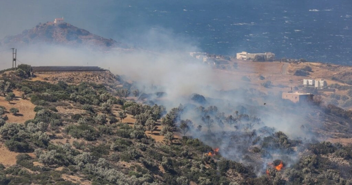 Evacúan a 8 mil personas en Grecia por incendios forestales en isla de Creta