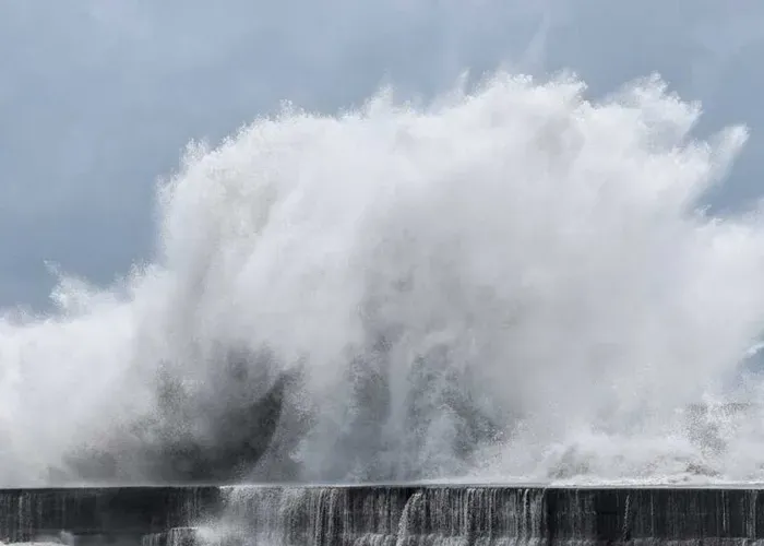 Evacúan a casi 2 millones de personas por Tifón. Aunque tifón ha perdido fuerza sigue siendo una amenaza. Foto: AFP