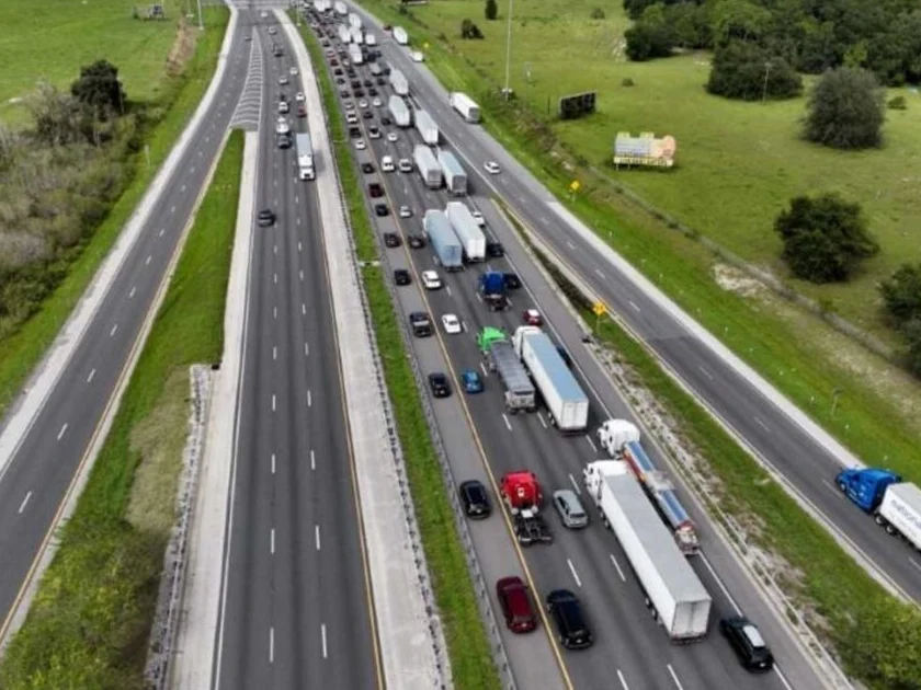 El hombre huía de ICE y cruzó una carretera corriendo. Foto: AFP