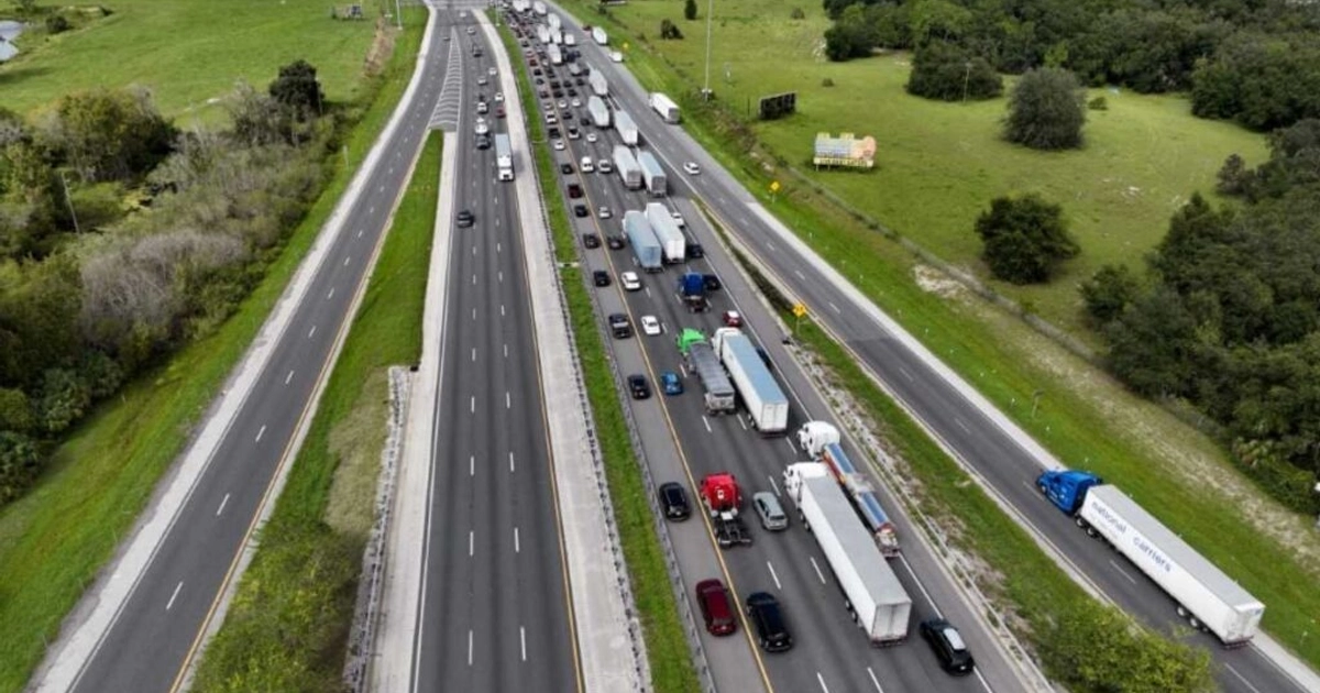 El hombre huía de ICE y cruzó una carretera corriendo. Foto: AFP