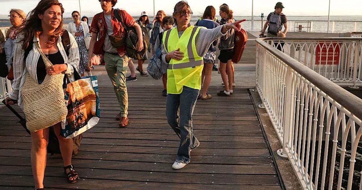 Turistas procedentes de Lege-Cap-Ferret evacuaron toda la península de Cap-Ferret, en el suroeste de Francia. [AFP via Getty Images]