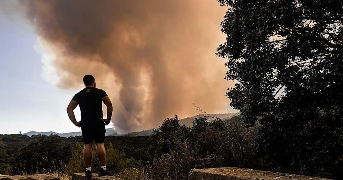 Un hombre observa cómo se propaga el fuego en San Martín de Valdeiglesias, Madrid. [Europa Press via Getty Images]