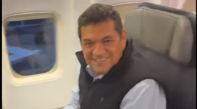 Encaran a Javier May en un vuelo; lo cuestionan por viajar en primera clase