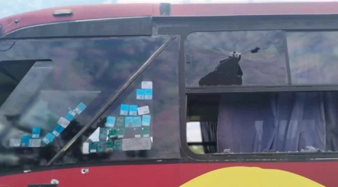 Atacan a balazos autobús de pasajeros en Juchitán, Oaxaca; hay un muerto