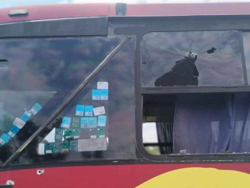 Atacan a balazos autobús de pasajeros. Foto: Rusvel Rasgado