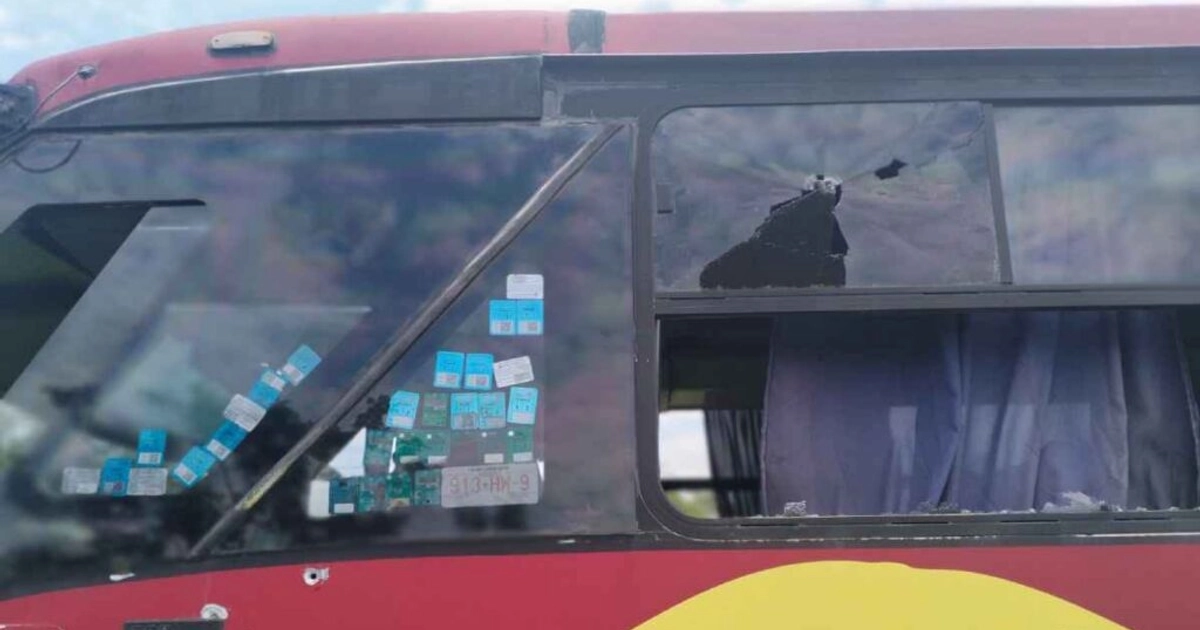 Atacan a balazos autobús de pasajeros. Foto: Rusvel Rasgado
