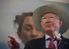 Ken Salazar afirma que no “mintió” sobre captura de ‘El Mayo’; “no era nuestro avión ni nuestra operación”