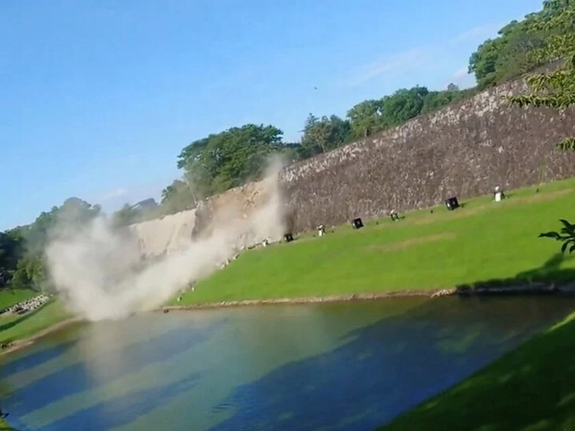 El sismo provocó el colapso de una parte de esta muralla histórica. REUTERS