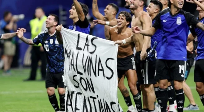 “Las Malvinas son argentinas”: la “Albiceleste” celebra la victoria ante Inglaterra con polémico mensaje