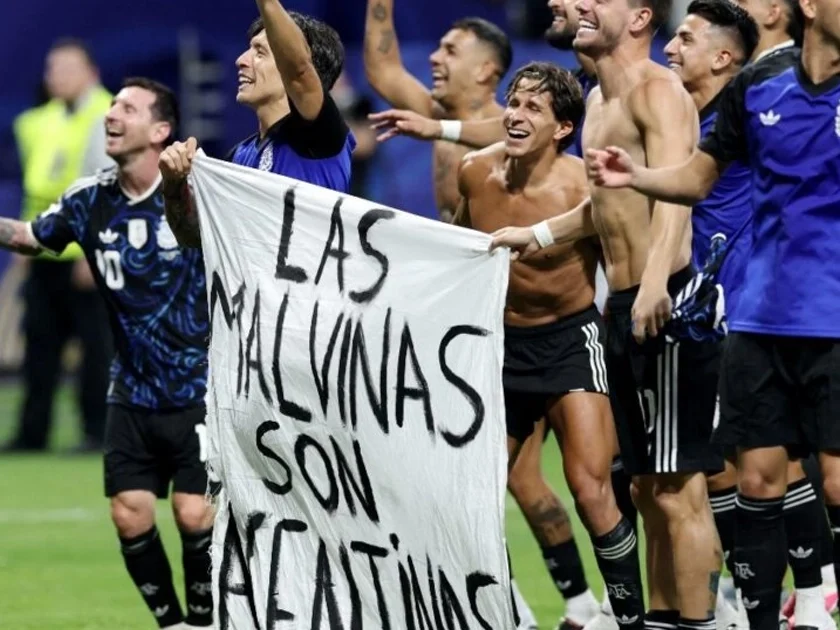 Argentina muestra manta con mensaje sobre Las Malvinas