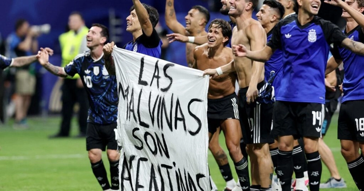 Argentina muestra manta con mensaje sobre Las Malvinas