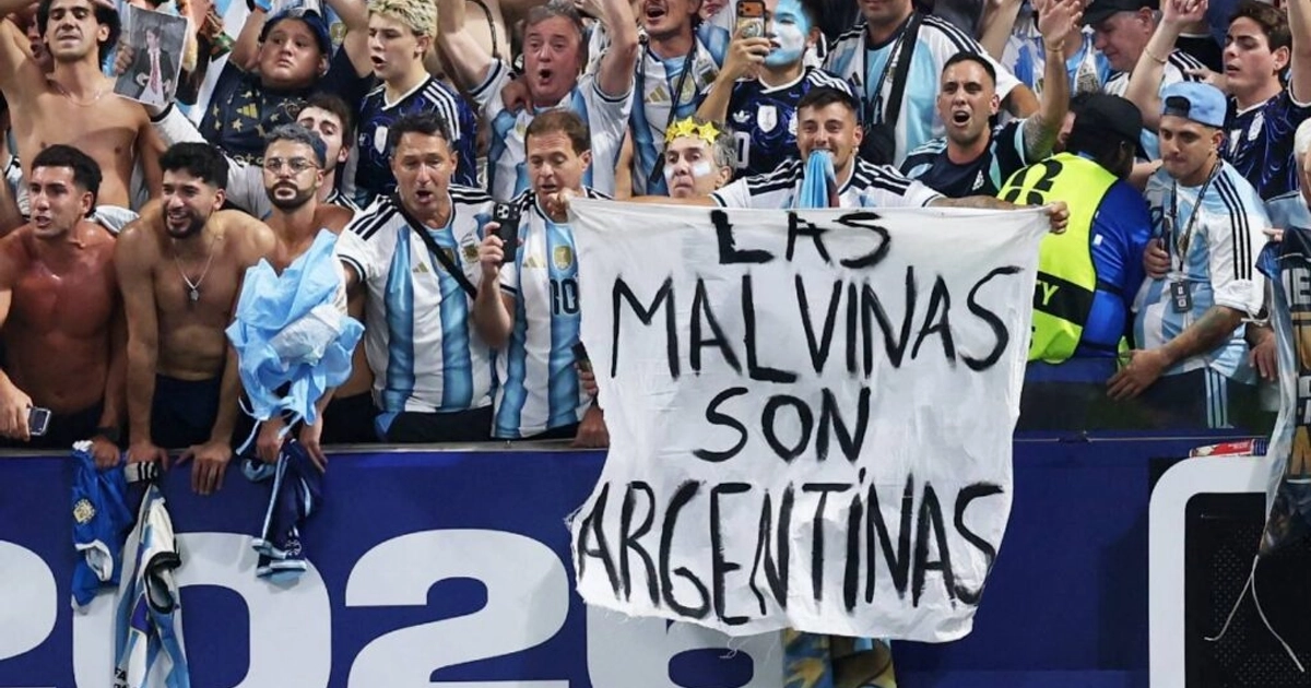 Manta con mensaje polémico