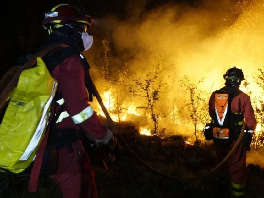 Megaincendio en España calcina 26 mil hectáreas y deja mil 200 evacuados cerca de Madrid. Hay dificultades por las condiciones de la región. Foto: AFP