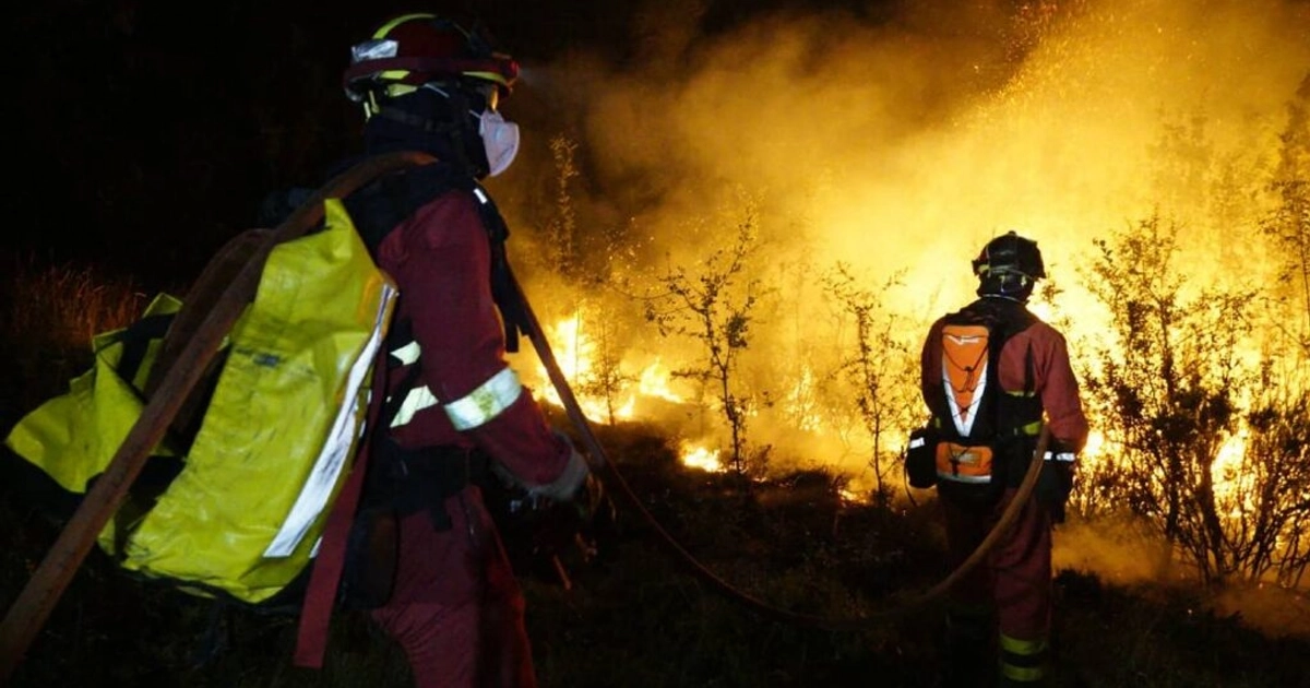 Megaincendio en España calcina 26 mil hectáreas y deja mil 200 evacuados cerca de Madrid. Hay dificultades por las condiciones de la región. Foto: AFP