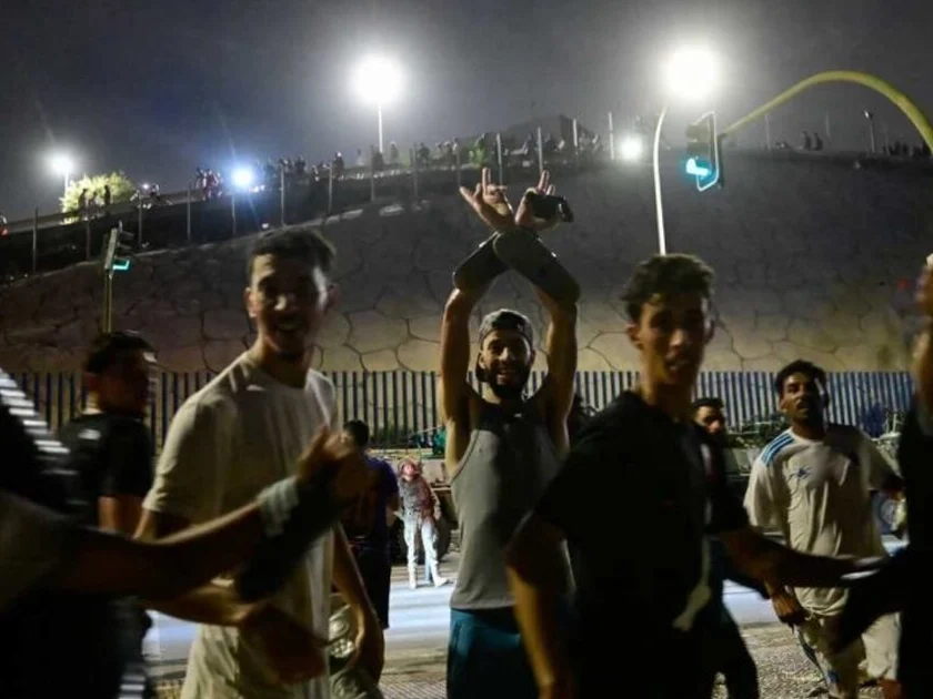 Marroquíes cruzaron a Ceuta este jueves. Foto: Reuters