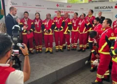 Condecoran a rescatistas mexicanos de la Cruz Roja tras su misión en Venezuela