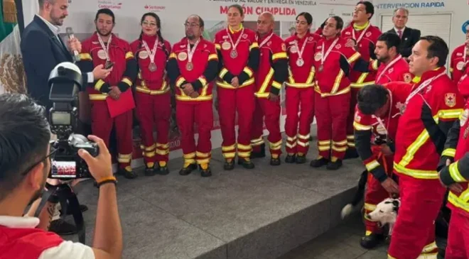 Condecoran a rescatistas mexicanos de la Cruz Roja tras su misión en Venezuela