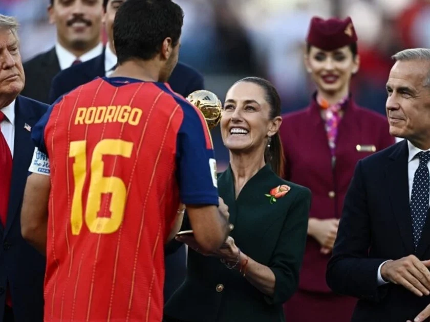 Claudia Sheinbaum entregó el premio de mejor jugador del Mundial