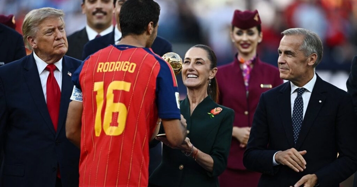 Claudia Sheinbaum entregó el premio de mejor jugador del Mundial