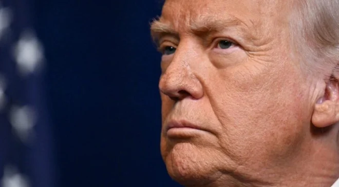 Trump defiende retenes migratorios pese a muertes de migrantes durante operativos del ICE