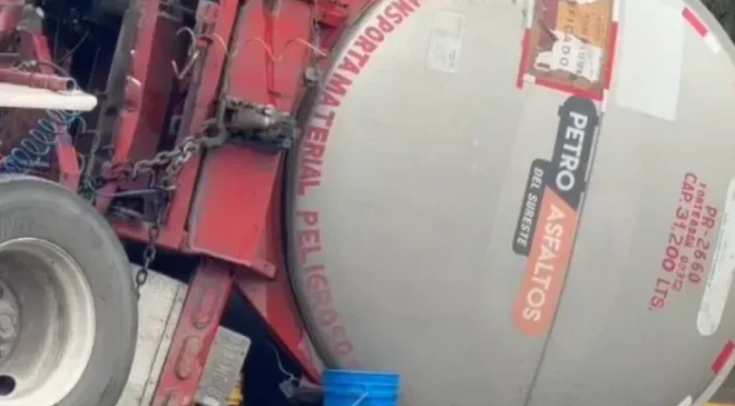 Vuelca tráiler con diésel en la México-Querétaro; hay cierre y largas filas