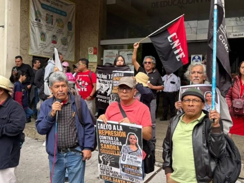 CNTE se manifiestan frente a oficinas de la SEP en CDMX. Foto: Agustín Velasco