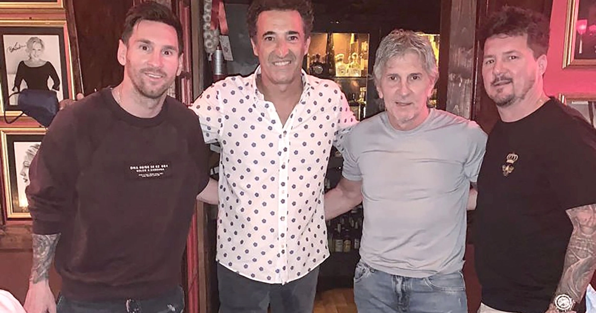 Lionel Messi junto a su padre Jorge en un restaurante de Miami en 2021