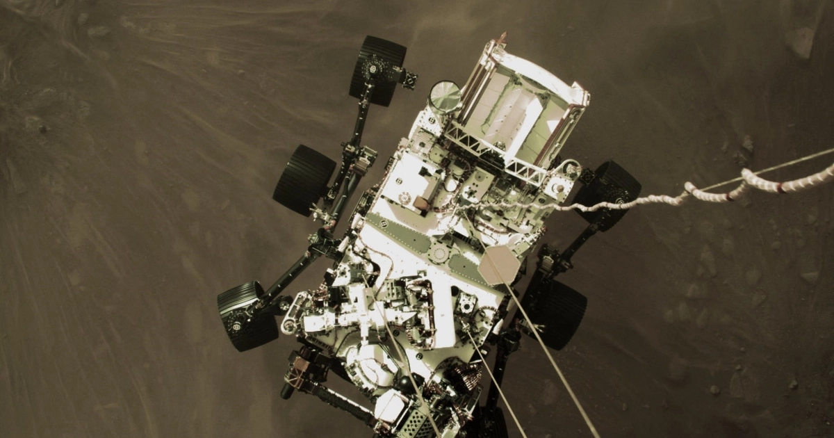 La observación de Fobos fue obtenida con la cámara Mastcam-Z durante el sol 1.948 de la misión en el cráter Jezero. (NASA/JPL-CALTECH / AFP)