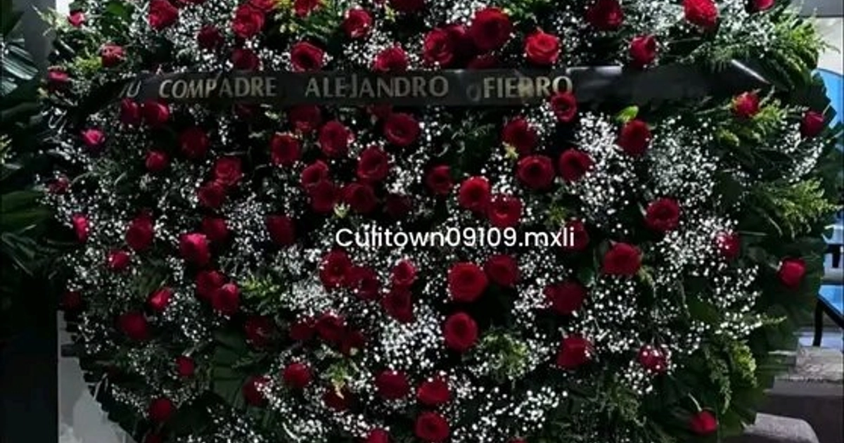 Alejandro Fierro mandó este arreglo floral a la familia de César Gastélum (redes sociales)
