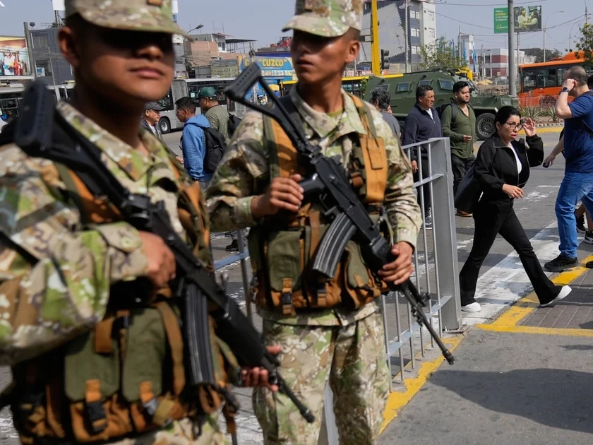 Soldados montan guardia en Lima durante un estado de emergencia declarado por José Jerí, en octubre de 2025. Martin Mejia (AP)