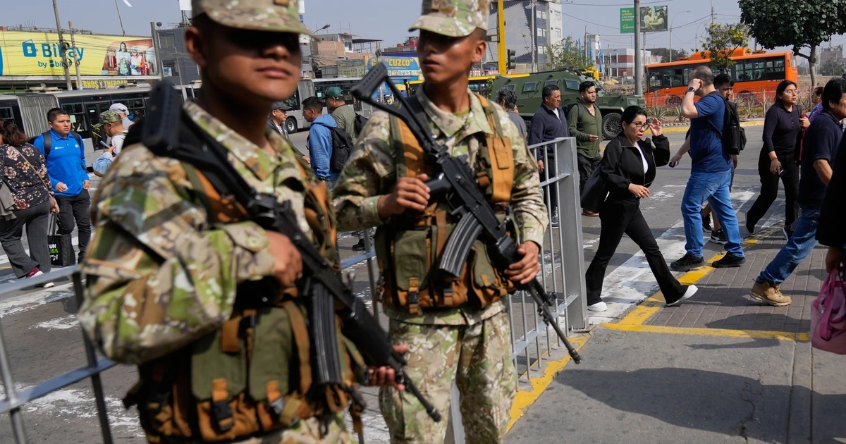 Soldados montan guardia en Lima durante un estado de emergencia declarado por José Jerí, en octubre de 2025. Martin Mejia (AP)