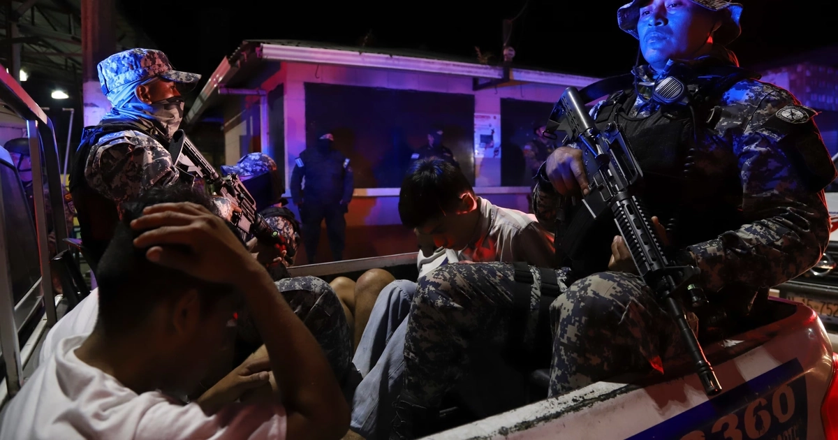 Fuerzas Especiales de la Policía Nacional Civil salvadoreña transportan a personas arrestadas durante el estado de excepción en Comasagua, en 2022. Salvador Melendez (AP)