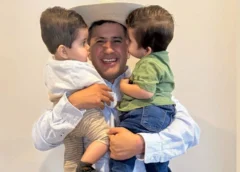 Carlos Manzo sostiene a sus dos hijos pequeños en brazos. (@GreciaMich2027)
