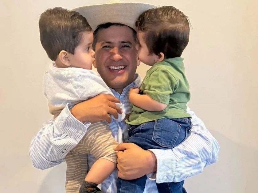 Carlos Manzo sostiene a sus dos hijos pequeños en brazos. (@GreciaMich2027)