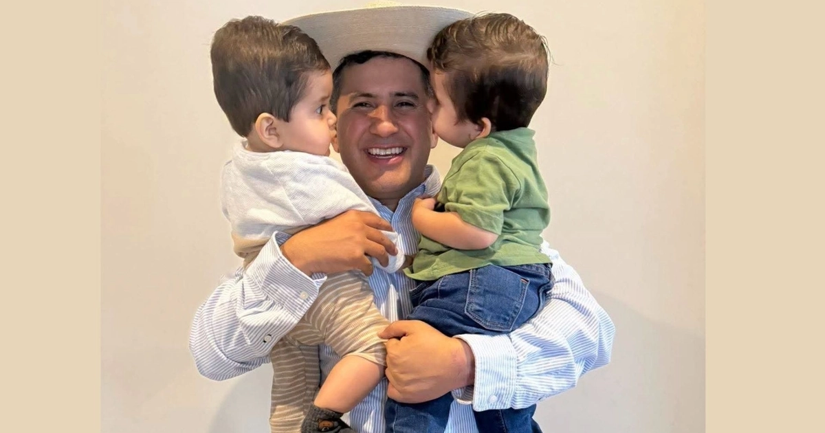 Carlos Manzo sostiene a sus dos hijos pequeños en brazos. (@GreciaMich2027)
