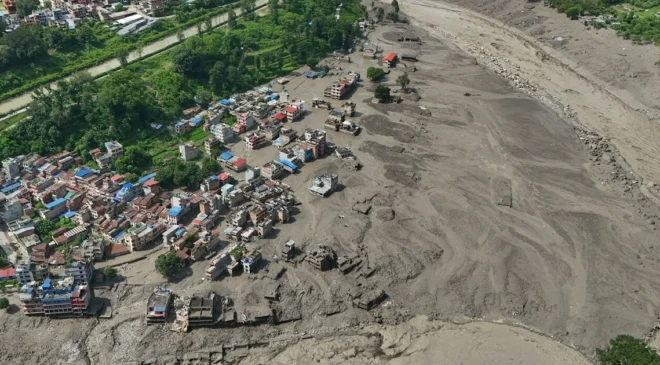 Una inundación repentina arrasó pueblos en la frontera de Nepal con China: 95 muertos y 384 turistas desaparecidos