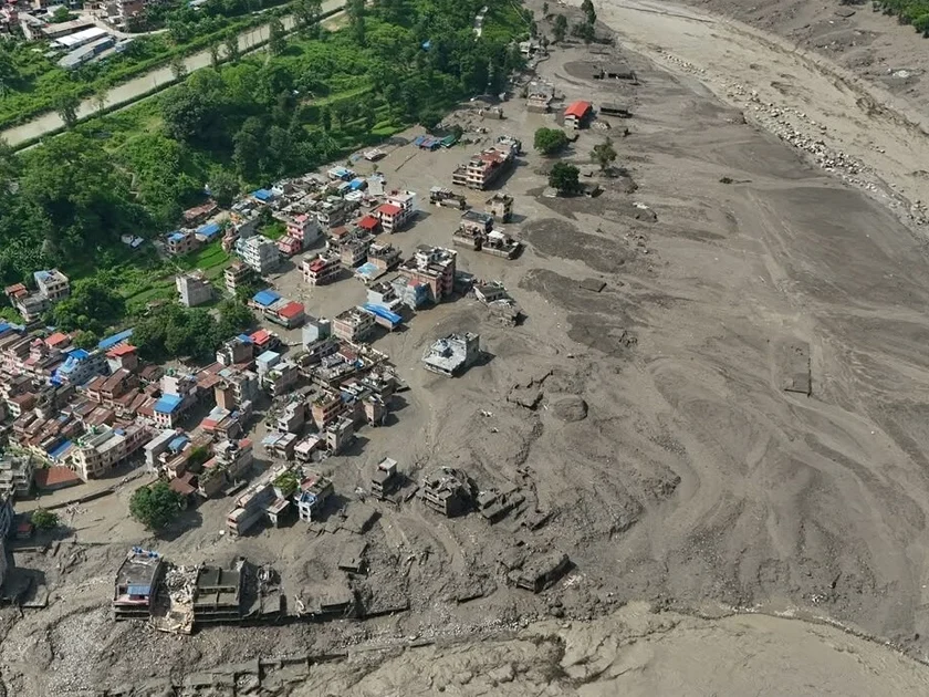 Viviendas dañadas junto al río Trishuli, cubierto de escombros tras la crecida repentina que dejó al menos 19 muertos en Nepal, en el distrito de Nuwakot (AP Foto/Niranjan Shrestha)