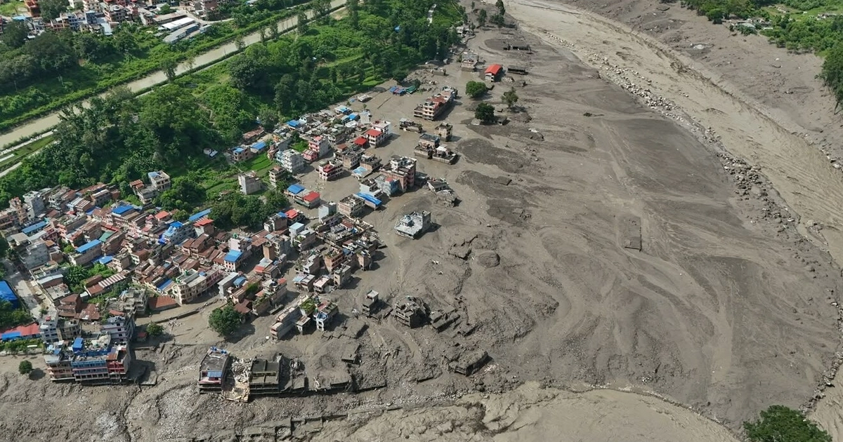 Viviendas dañadas junto al río Trishuli, cubierto de escombros tras la crecida repentina que dejó al menos 19 muertos en Nepal, en el distrito de Nuwakot (AP Foto/Niranjan Shrestha)