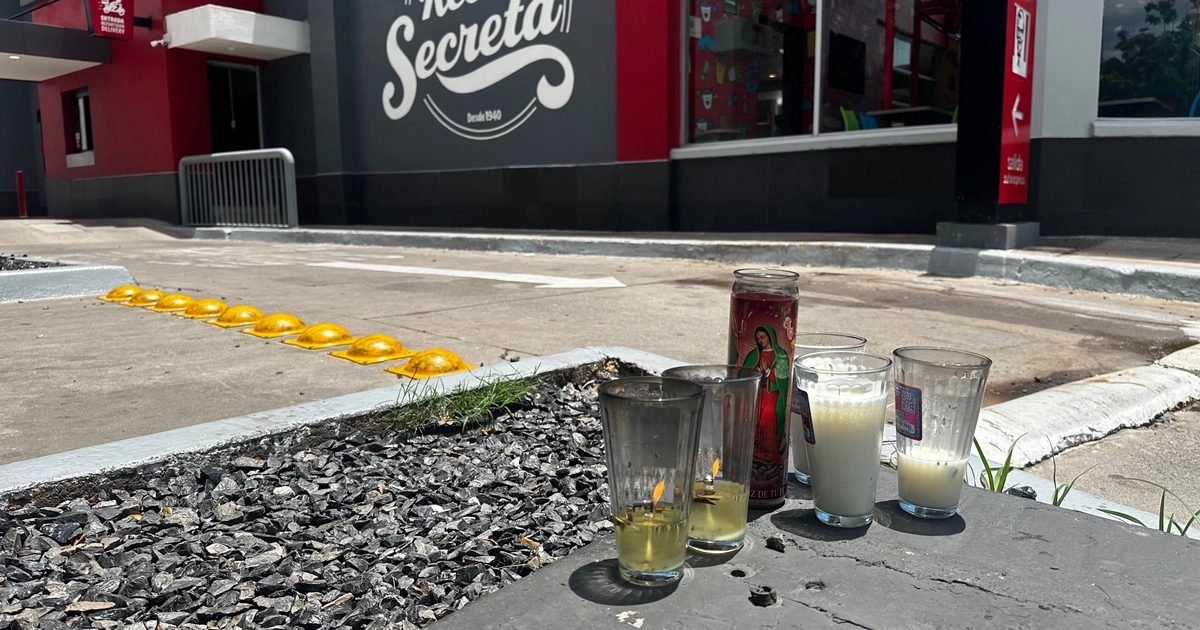 Veladoras cerca del lugar en donde el influencer César Gastélum fue asesinado la noche anterior, el miércoles 5 de agosto de 2026, en Culiacán, México. (AP Foto/Aaron Ibarra)