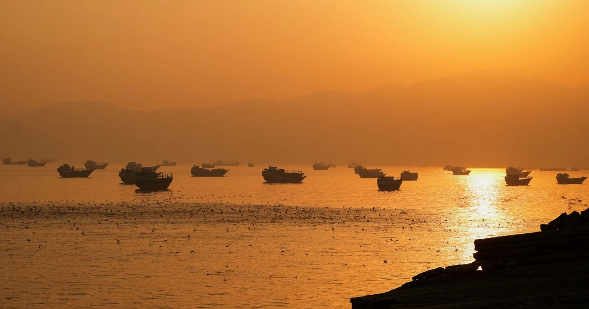 Embarcaciones en el estrecho de Ormuz, vistas desde Musandam, Omán (REUTERS/Archivo)