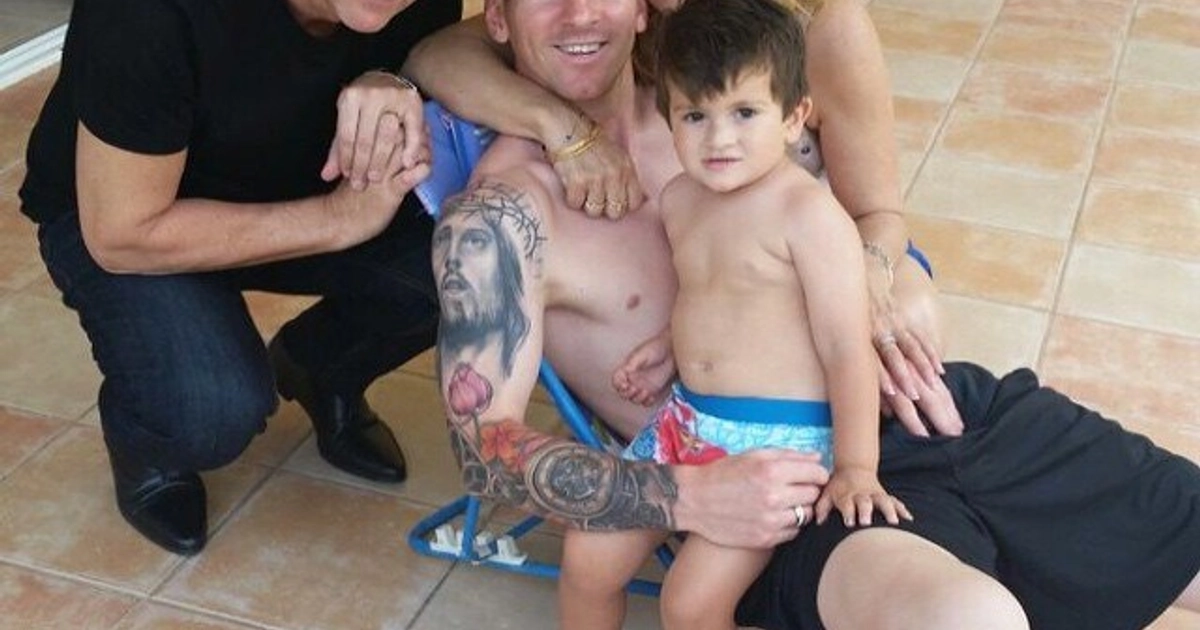 Lionel Messi con sus padres Jorge y Celia, junto con su hijo Thiago en 2015