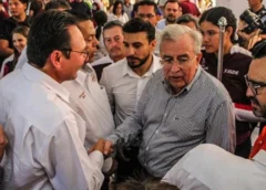 El exgobernador con Ricardo Verduzco Bernal, director de IMUDEG, durante el abanderamiento rumbo a juegos Conade 2023. (24/08/26) Foto: Gobierno de Guasave