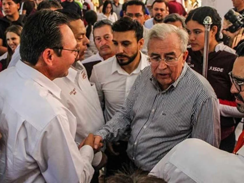 El exgobernador con Ricardo Verduzco Bernal, director de IMUDEG, durante el abanderamiento rumbo a juegos Conade 2023. (24/08/26) Foto: Gobierno de Guasave