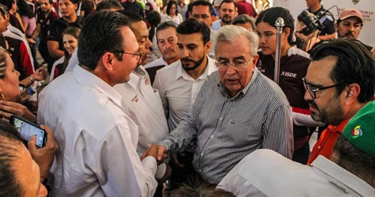El exgobernador con Ricardo Verduzco Bernal, director de IMUDEG, durante el abanderamiento rumbo a juegos Conade 2023. (24/08/26) Foto: Gobierno de Guasave